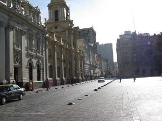 Plaza central (plaza de Armas), bolardos
                        peque�os limitando la calle