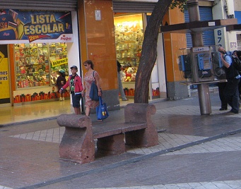 Paseo Puente, banco en piedra con curvas