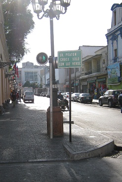 R�tulo: "Sr. peta�n, cruce solo con
                        luz verde"