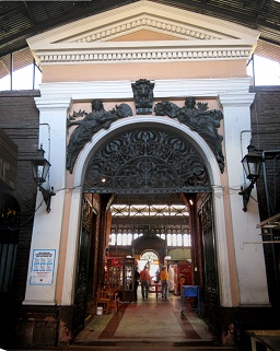 Mercado central, puerta grande en la sala,
                        foto panor�mica