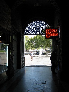 Mercado central, la salida con un arabesco