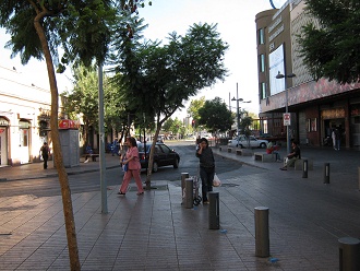 Calle 21 de mayo, bolardos y �rboles