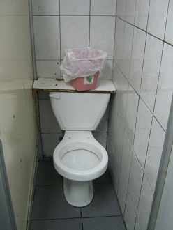 Ba�o absolutamente limpio en el restaurante
                        de comida r�pida