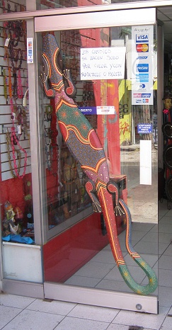 Cocodrilo artificial en una entrada de un
                        negocio