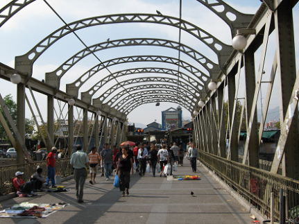 El puente "Los Carros" con la
                        construcci�n de un techo pero sin techo,
                        "vista del t�nel"