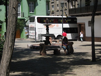 Brunnen und Steinbank mit Schw�ngen