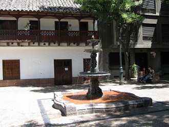 Brunnen mit Hausfassade