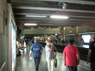 U-Bahnstation Zentralplatz (Waffenplatz,
                        Plaza de Armas), Perron