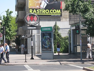 Die U-Bahnstation Cumming, Schild und Logo