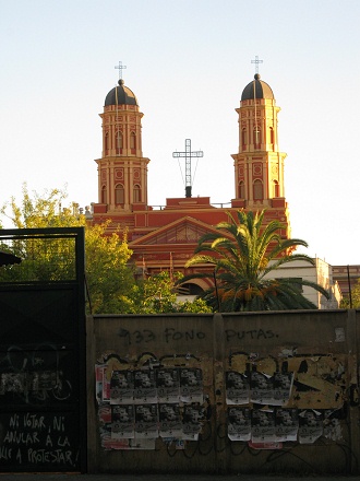 Kirche am Brasilienplatz (plaza Brasil),
                        Sicht von der Kathedralen-Allee (avenida
                        Catedral) in der Abendsonne