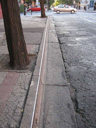 Kathedralen-Allee (avenida Catedral),
                        Trottoirkante in Metall