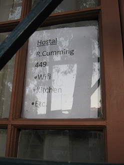 Cumming-Allee 499, der Aushang des
                                Hostals