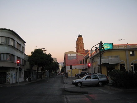 Waisenkindallee (avenida Hu�rfanos), Sicht
                        auf die Kirche am Brasilienplatz (plaza Brasil)