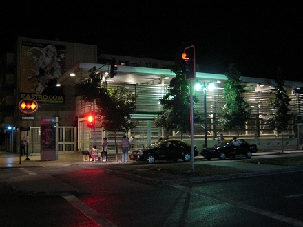 Die U-Bahnstation Cumming bei Nacht