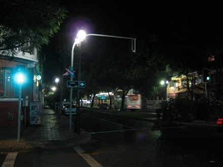 Die Cumming-Allee bei Nacht