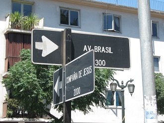 Strassenschilder Brasilienallee (avenida
                        Brasil) und Jesus-Begleitungs-Allee (avenida
                        Compa�a de Jes�s), Nahaufnahme