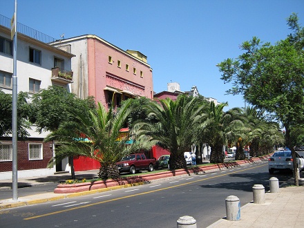 Brasilienallee, Mittelstreifen mit Palmen