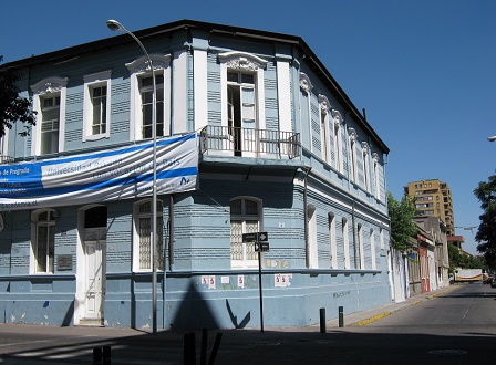 Waisenkinderstrasse (calle Hu�rfanos) und
                          Matucana-Strasse, blaues Eckhaus