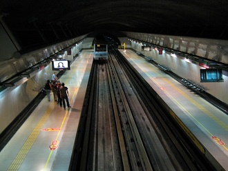 U-Bahnstation "Cummingallee",
                          Zug kommt