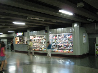 U-Bahnstation Zentralplatz (Waffenplatz,
                          plaza de Armas), Bibliothek