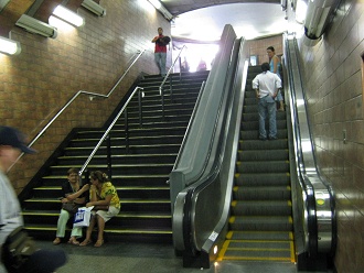 U-Bahnstation Zentralplatz (Waffenplatz,
                          plaza de Armas), Rolltreppen
