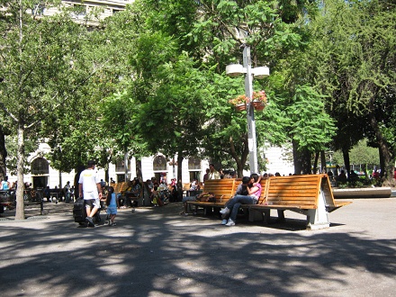 Plaza de Armas in Santiago de Chile,
                          moderne B�nke