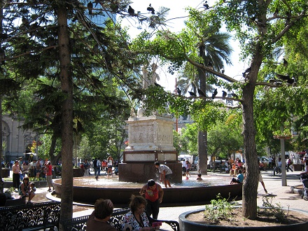 Plaza de Armas in Santiago de Chile,
                Bolivar-Brunnen mit plantschenden Kindern