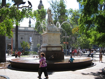 Plaza de Armas in Santiago de Chile,
                          Bolivar-Brunnen mit plantschenden Kindern
                          (02)