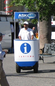 Plaza de Armas in Santiago de
                                  Chile, rollende Tourismusb�ros,
                                  Nahaufnahme 01