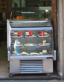 Das Restaurant "Tutto Pollo" im
                          Zentrum von Santiago de Chile, die Vitrine