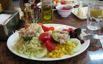 Zentrum von Santiago de Chile, gef�llte
                          Avocados mit Salat