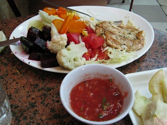 Zentrum von Santiago de Chile,
                          Pouletschnitzel und Salat