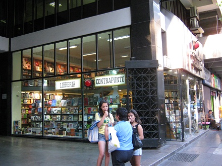 Waisenkinderstrasse (calle
                                  Hu�rfanos), Buchhandlung
                                  "Kontrapunkt"
                                  ("Contrapunto")