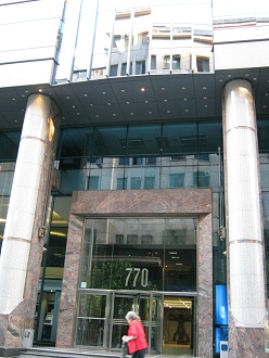 Calle Hu�rfanos, Glaspalast Haus Nr. 770,
                          Eingang mit S�ulen