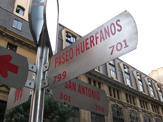 Strassenschilder Waisenkinderstrasse
                          (calle Hu�rfanos) und Hl.-Anton-Strasse (calle
                          San Antonio)