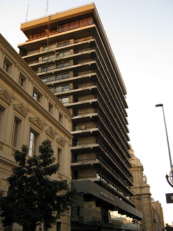 Waisenkinderstrasse (calle Hu�rfanos),
                          das Gemeindehaus ("municipaildad")
                          von Santiago de Chile