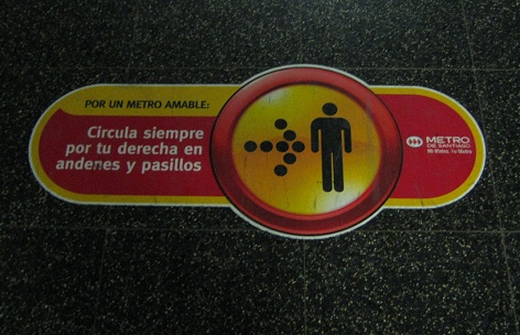 U-Bahn-Bodenkleber "rechts
                          stehen"