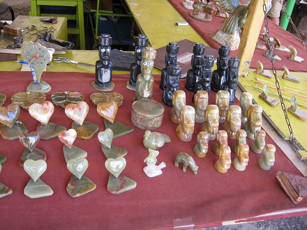 Herzen und Osterinsel-Figuren aus Onix
                          und Onixmarmor