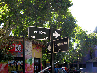 Strassenschilder Verfassungsstrasse
                          (calle Constituci�n) und Pius-IX.-Strasse
                          (calle P�o Nono)