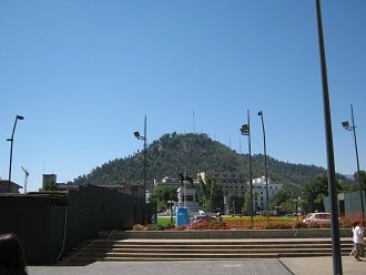 Plaza Baquedano, monumento y el Cerro San
                          Crist�bal