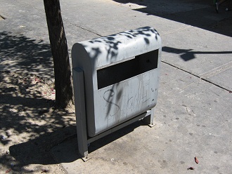 Calle P�o Nono, papelera con techo