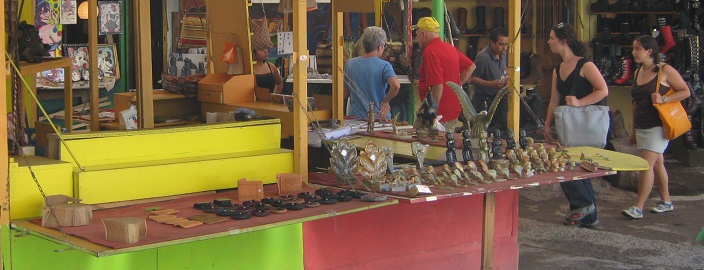 Calle P�o Nono, puesto de mercado con
                            figuritas en �nix y m�rmol de �nix, primer
                            plano