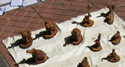 Calle P�o Nono, figuritas en huesos de
                melocot�n, primer plano 01