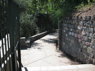 El camino bajando a la estaci�n de abajo
                          del funicular vertical