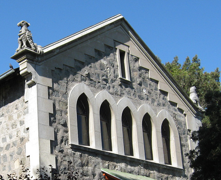 El front�n de la estaci�n de la cumbre
                          con estatuas, primer plano