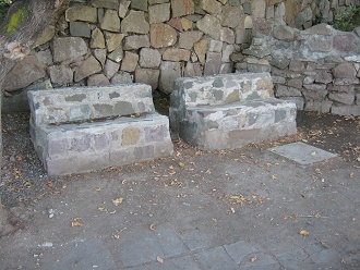 Steinb�nke am Strassenrand