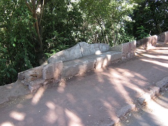 Grosse Steinbank mit Riss am
                          Strassenrand