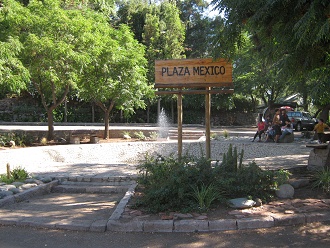 Mexiko-Platz (plaza M�xico), Schild mit
                        Springbrunnen