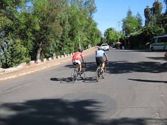 Velofahrer fahren bergauf