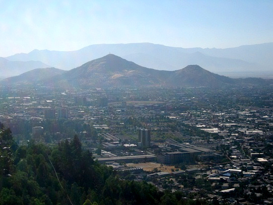 Eine weitere Aussicht auf Santiago de
                            Chile mit nahen H�gelketten